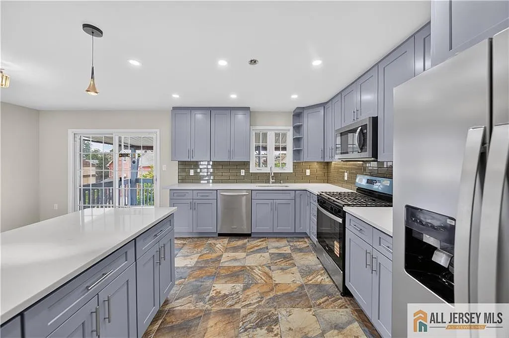3 bed, 2.0 bath, 2352 sqft, $3,000 — Photo 2