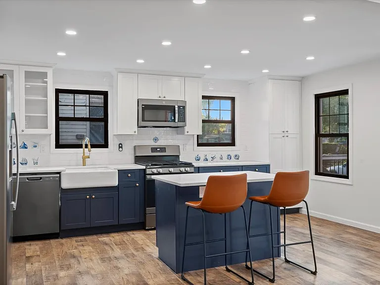 90 Ditmars St — Photo 6