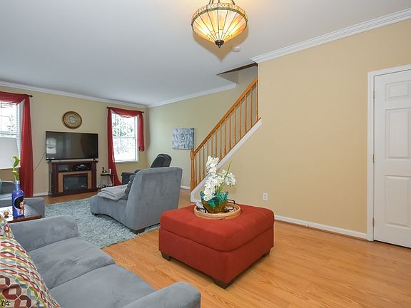 4th image of 233 Swathmore Dr