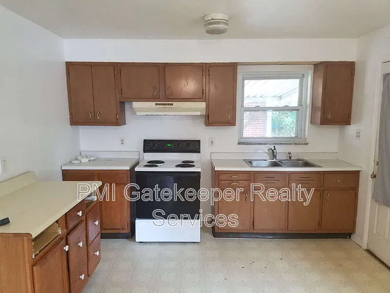 9128 Orangewood Dr — Photo 2