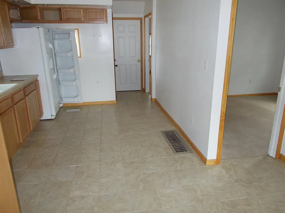 2 bed, 1000 sqft, $1,050 — Photo 4