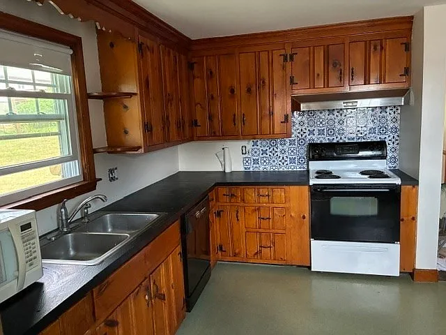 35 Superior Rd — Photo 3