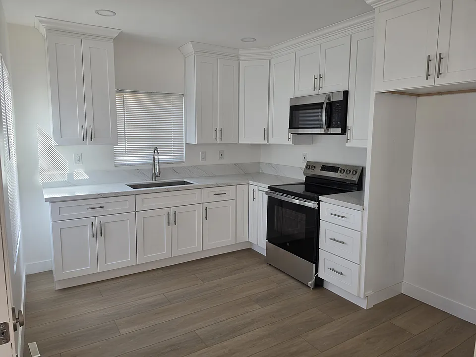 137 E Elm Ave
