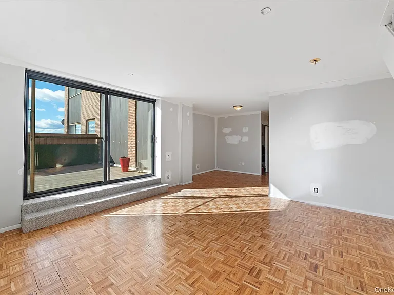 23 Water Grant St #8G — Photo 7