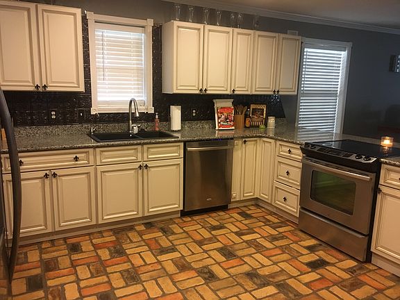 2nd image of 213 Robinhood Ln