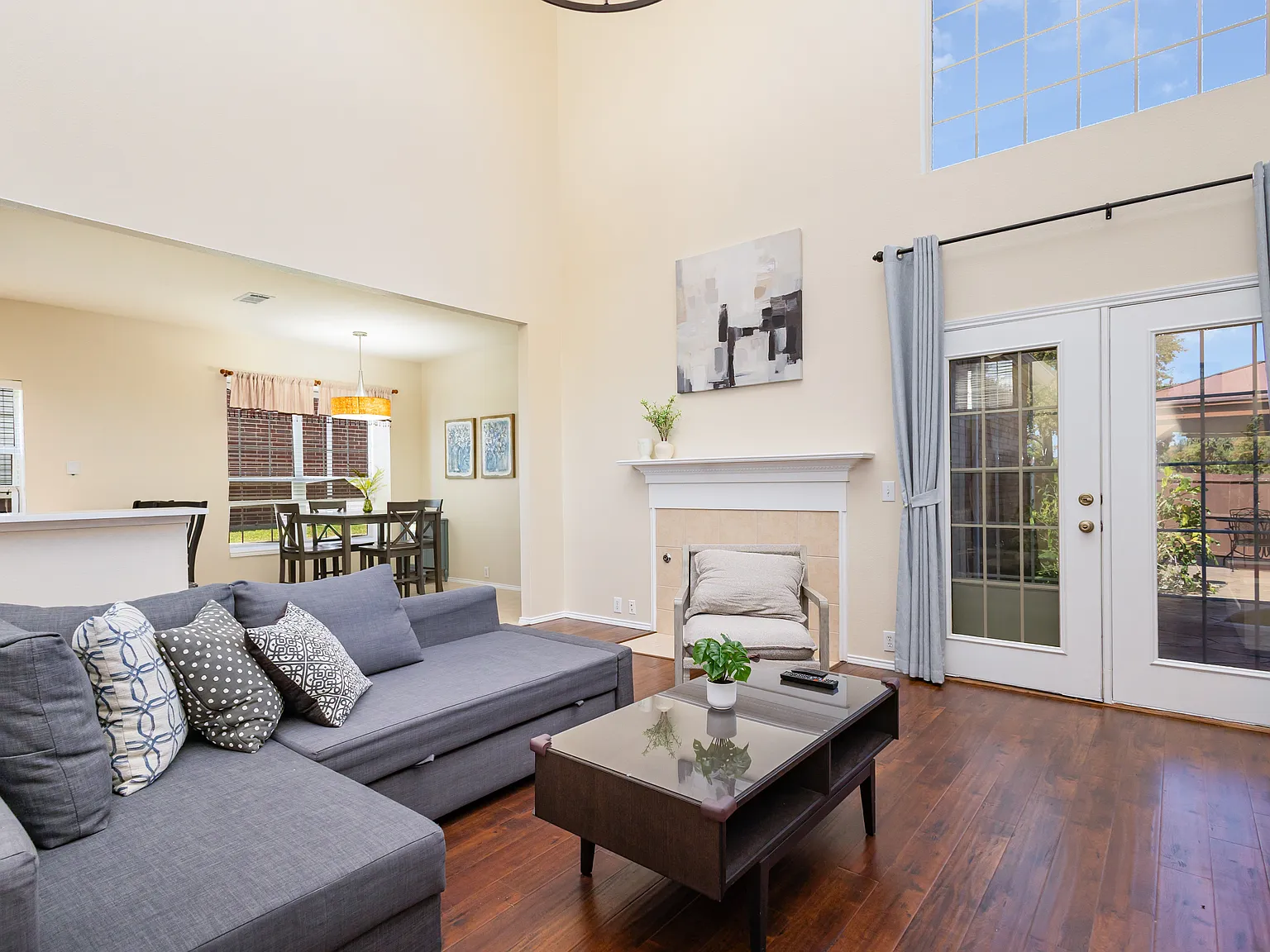 4 bed, 2.5 bath, 2423 sqft, $8,400 — Photo 1