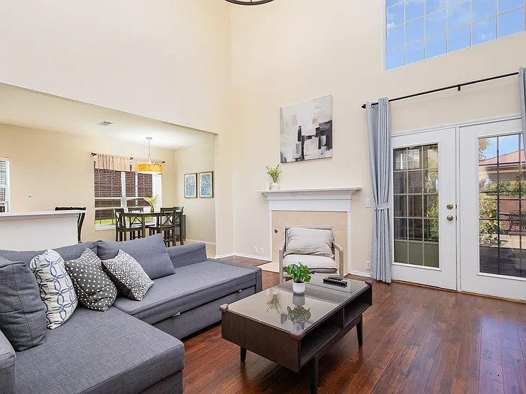 2213 Cimmaron Dr — Photo 1