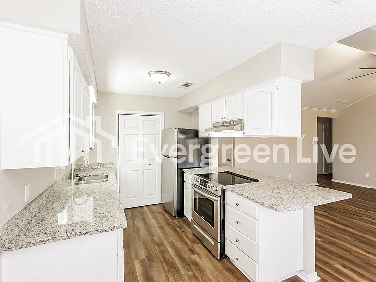 5705 Cedar Ridge Dr — Photo 6