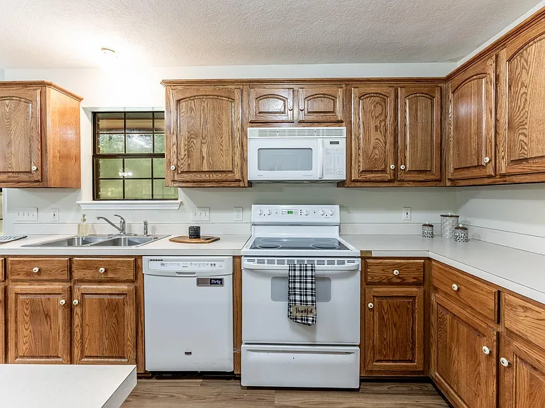 3660 Red Bud Ln — Photo 8