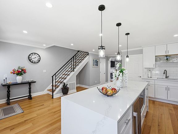 3rd image of 808 Dudley Ct