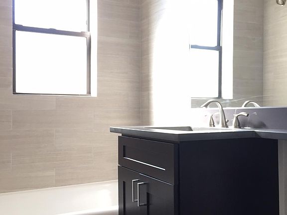 5th image of 2317 N Rockwell St #2321