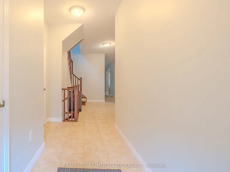 441 Stonehenge Dr #8 — Photo 3