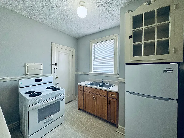 3526 Fort Ave — Photo 5