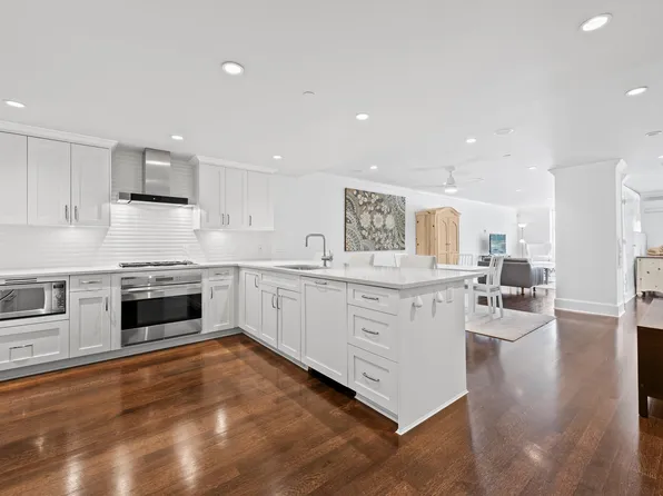 1891 Marine Dr #9, West Vancouver, BC V7V 1J7