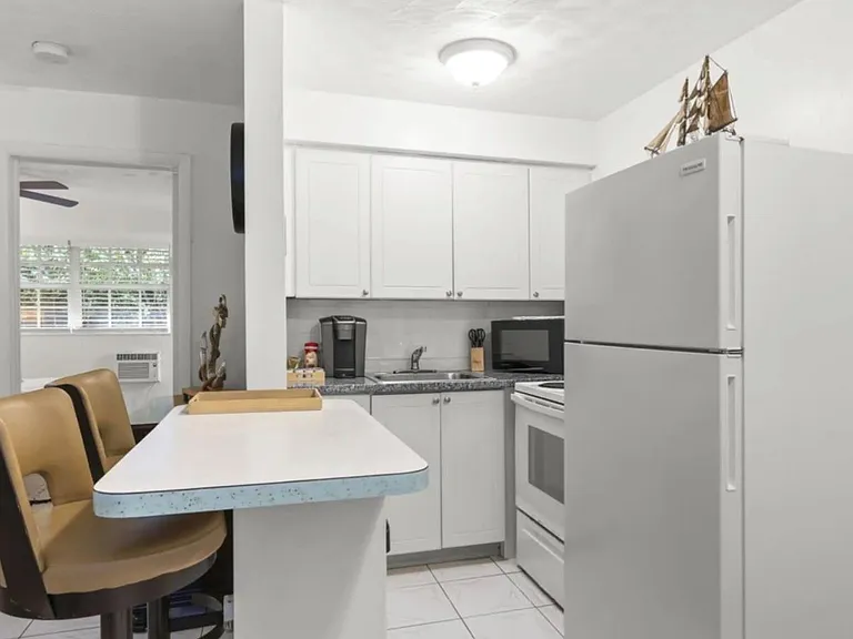 820 NE 16th Ave #4 — Photo 3