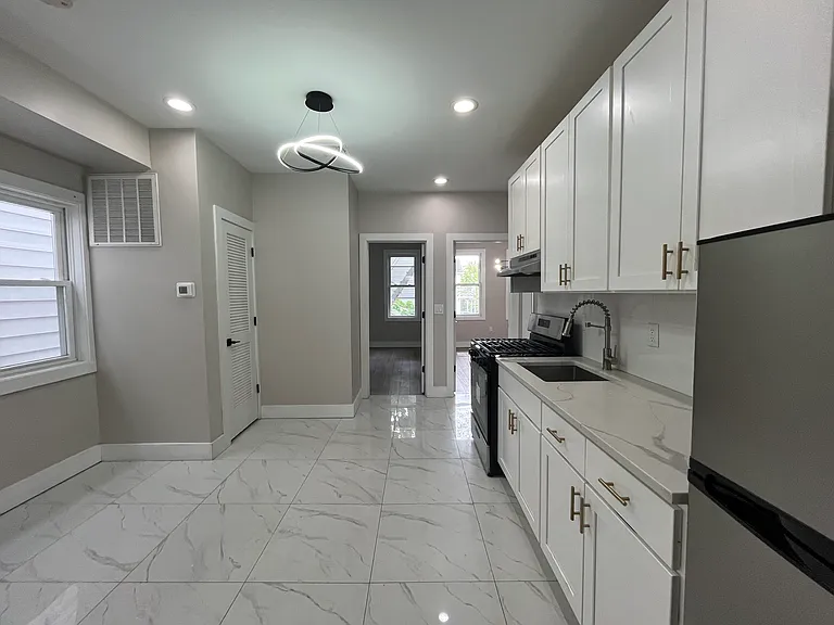 484 Kennedy Blvd #2R — Photo 4
