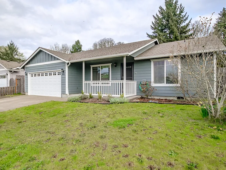 831 NW Teak Loop — Photo 3