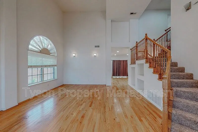 3 bed, 2.5 bath, 2200 sqft, $2,500 — Photo 4