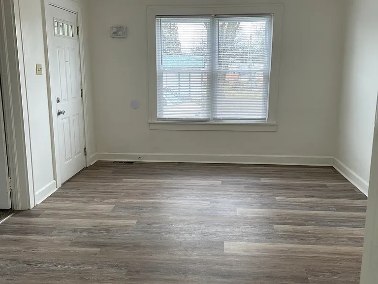 220 W Willow St — Photo 4