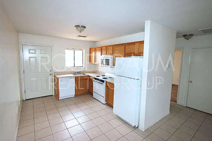 2 bed, 1.0 bath, 800 sqft, $949 — Photo 3