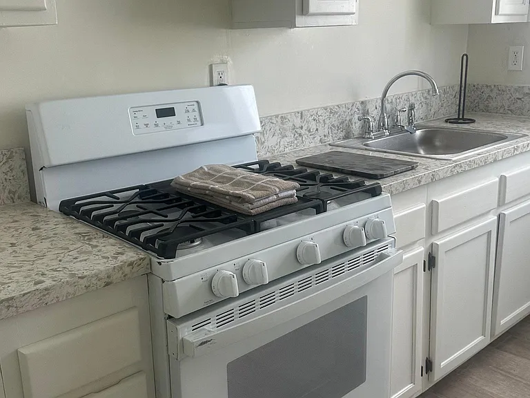 2637 Kenwood Ave #2 — Photo 6