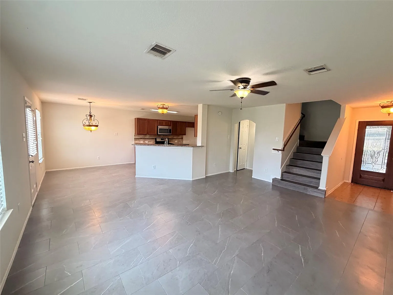 4 bed, 2.5 bath, 2080 sqft, $1,900 — Photo 3