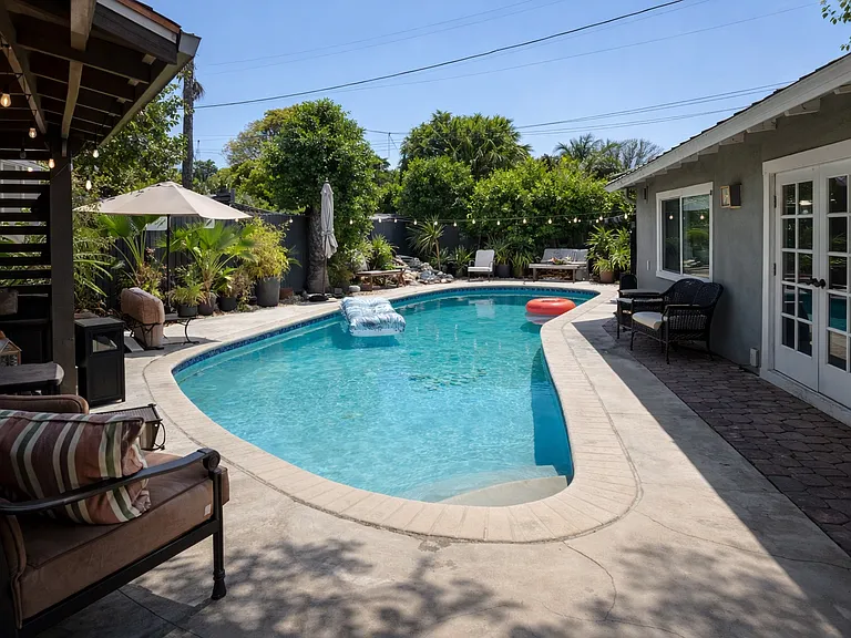 Agnes Ave — Photo 19