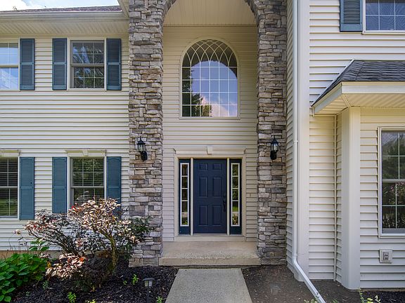 2nd image of 2 Oakline Ct
