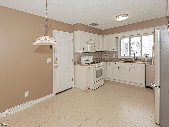 5th image of 19215 Fairmount Blvd