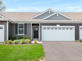 208 Sussex Ct, North Aurora, IL 60542