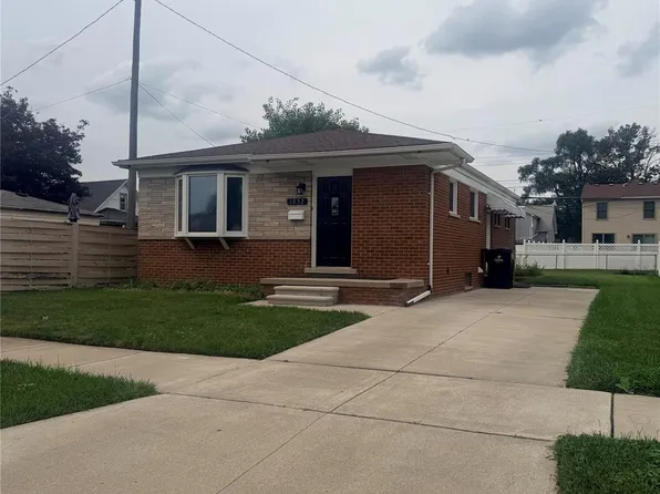 1092 Poplar Ct, Wyandotte, MI 48192