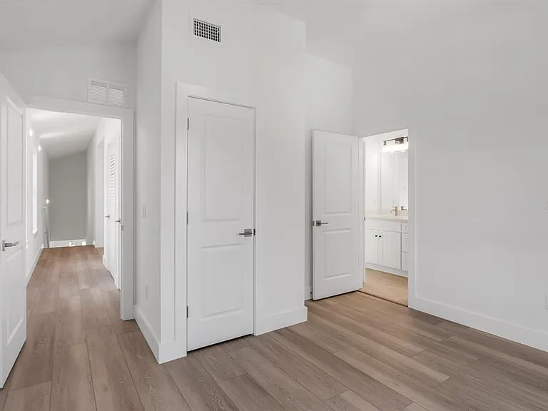 1912 W Chestnut St — Photo 25