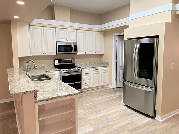 3rd image of 6440 Longlake Dr