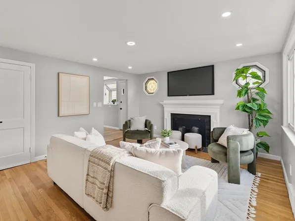 10 Van Brunt St, Hyde Park, MA 02136