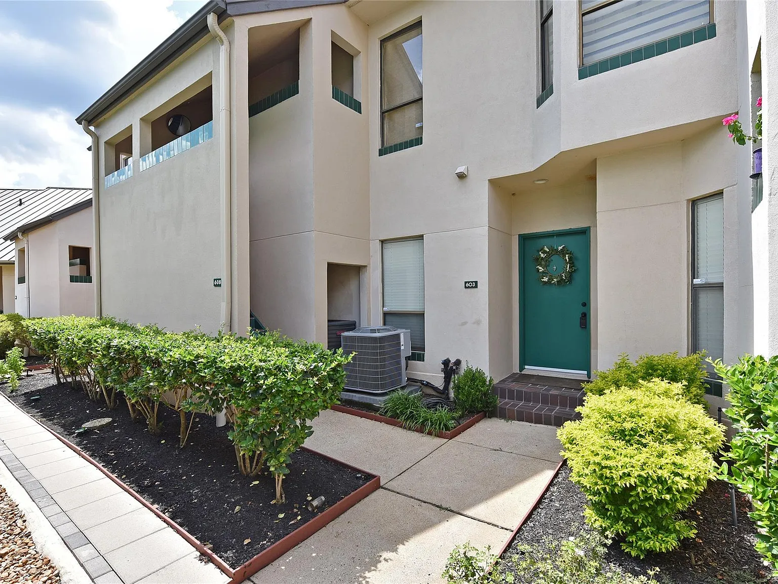 2 bed, 2.5 bath, 1490 sqft, $2,100 — Photo 2