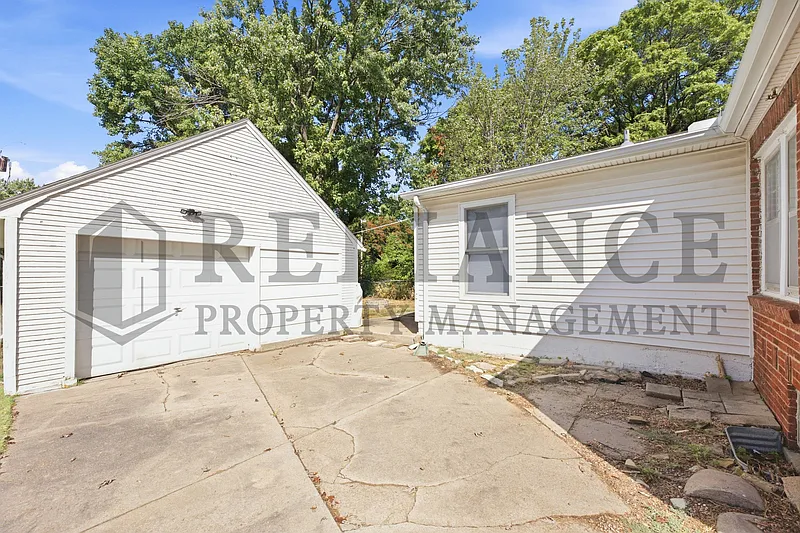 3 bed, 1.5 bath, 2047 sqft, $1,445 — Photo 3