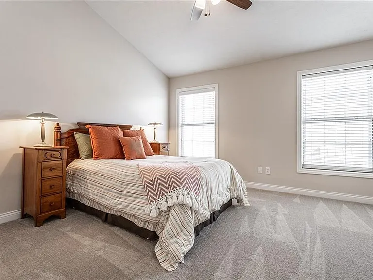 2nd bedroom with ceiling fan