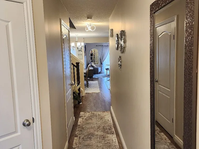 49 Curzon Cres — Photo 2