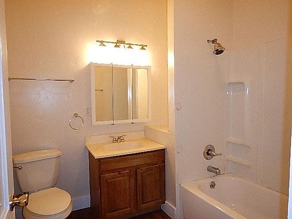 4th image of 2428 E Grand Avenue # Main Floor