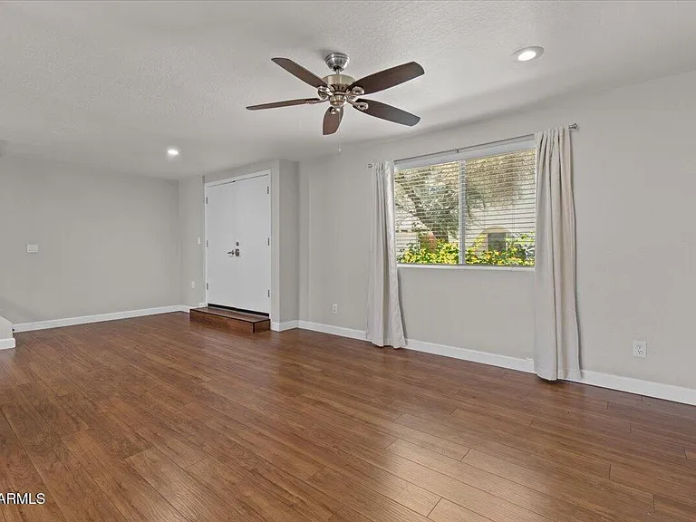 4233 N Miller Rd — Photo 11