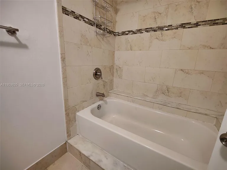 181 Wimbledon Lake Dr — Photo 10