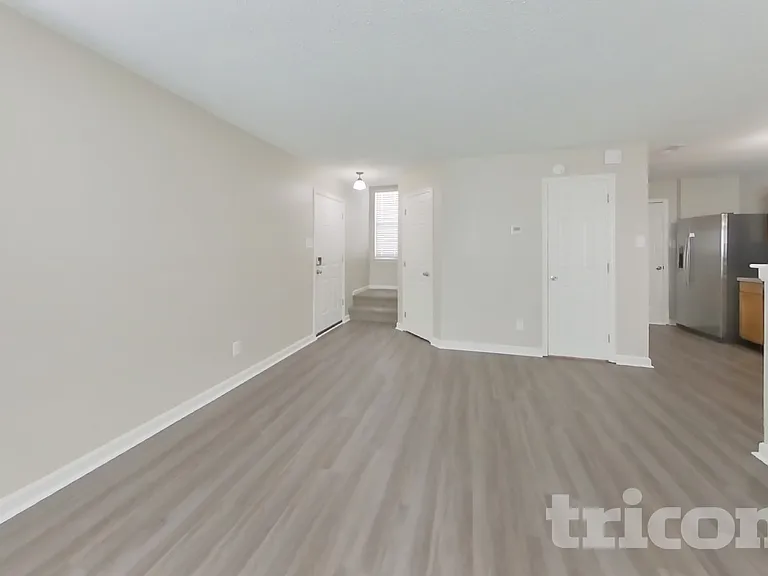 4525 Connaught East Dr — Photo 2