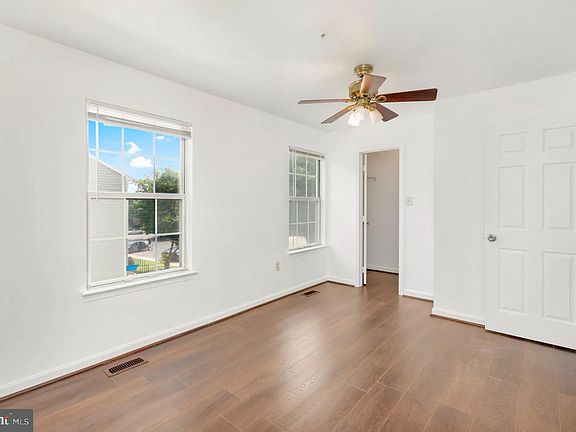 4th image of 6015 Surrey Square Ln