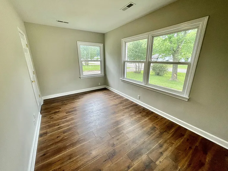 403 Shaw St — Photo 9
