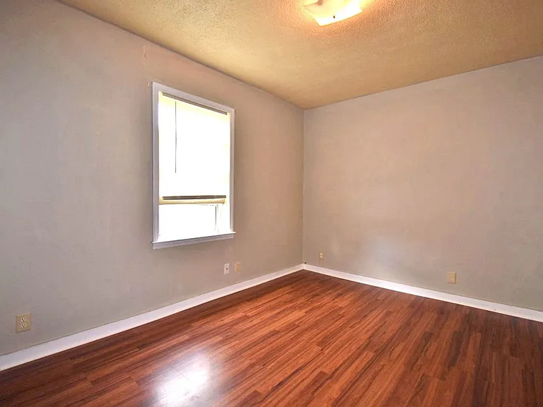 1107 Division Street — Photo 4