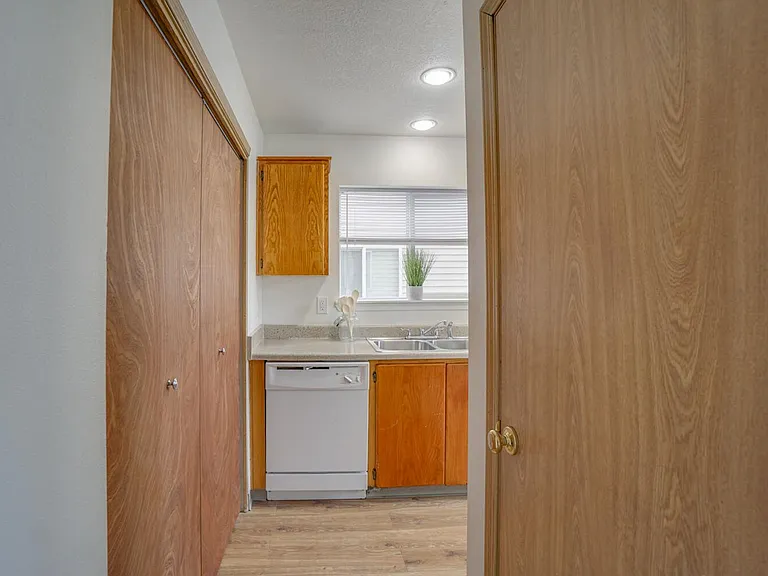 Beverly Rose Apartments — Photo 48