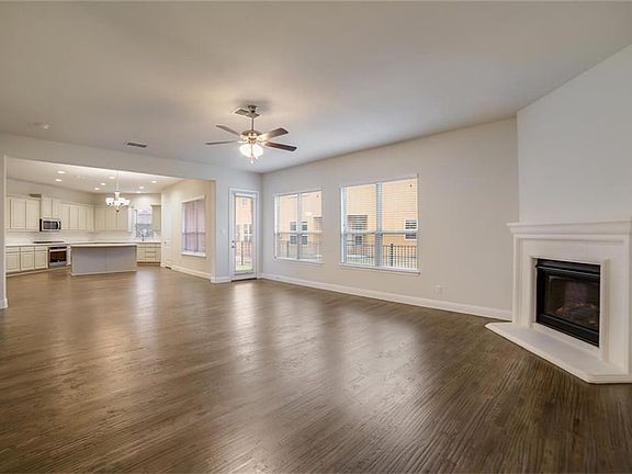 4th image of 2685 Venice Dr Unit 4
