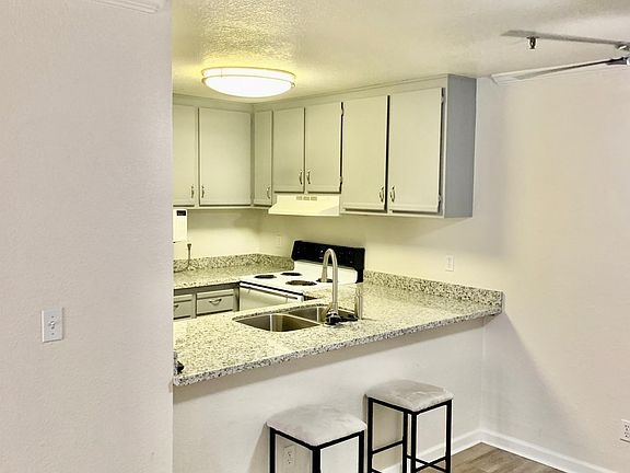 5th image of 1019 Dornajo Way APT 124