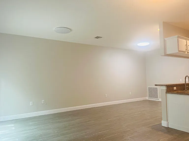 117 Anchorage Ave #6 — Photo 3