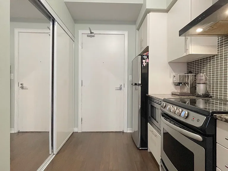 352 Front St W #1420 — Photo 11